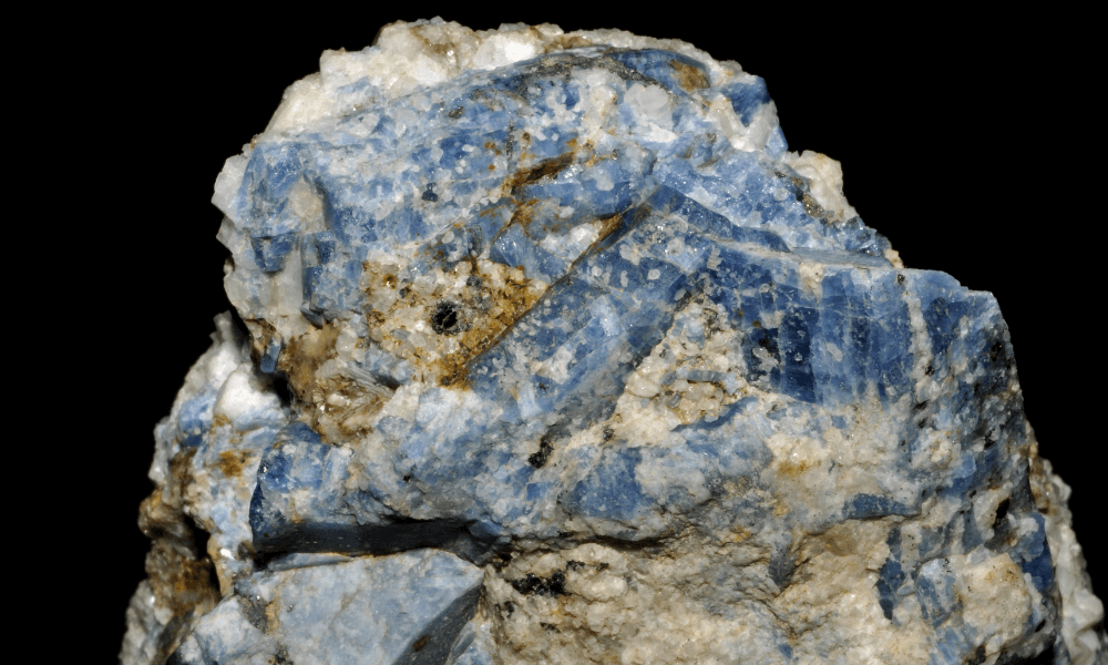 a blue sapphire rock with blue and white rocks on it